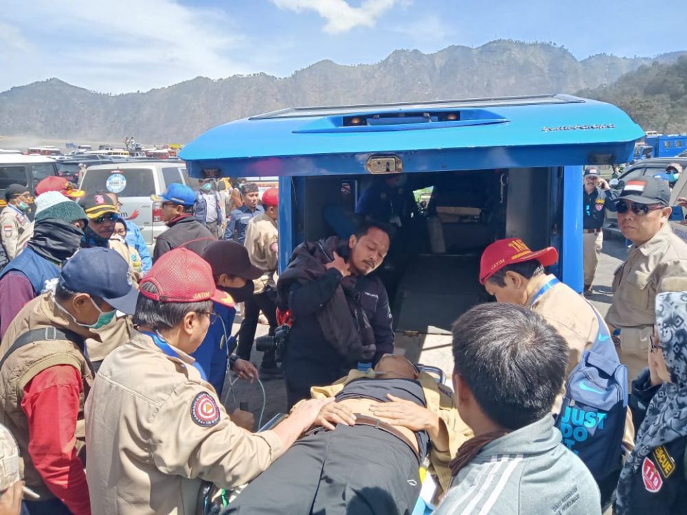 Bupati Pasuruan Irsyad Yusuf saat akan dibawa ke RS Saiful Anwar Malang