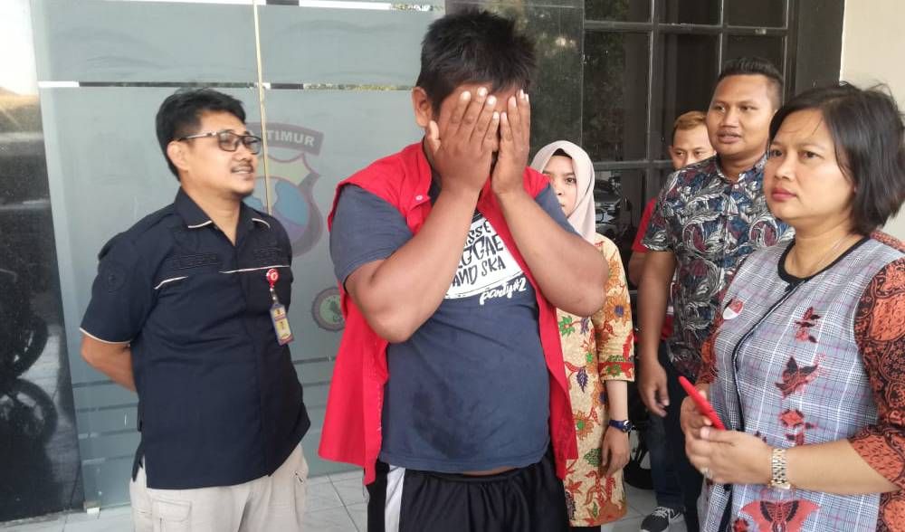 Kanit PPA Polrestabes Surabaya, AKP Ruth Yeni dan pelaku begal payudara yang diamankan