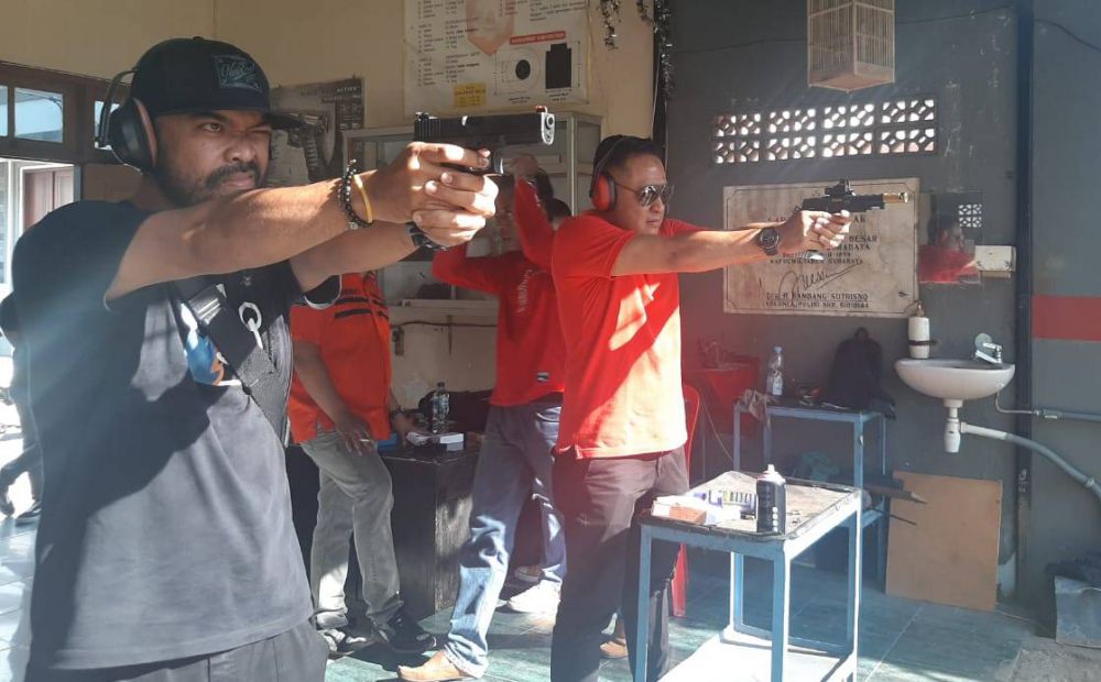 Peppy dan Bemby berlatih tembak di Polrestabes Surabaya