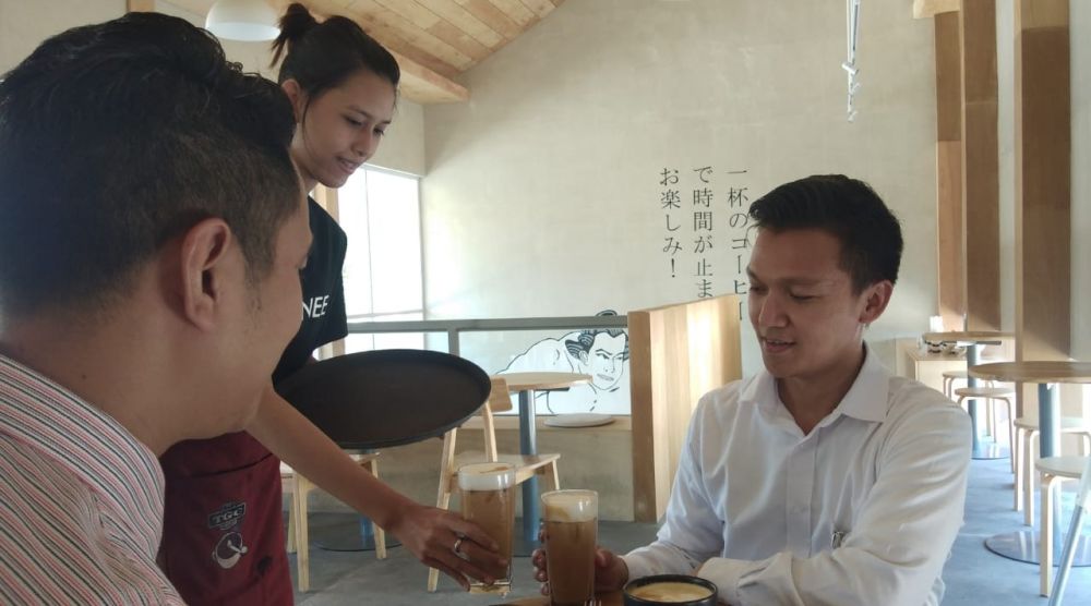 Penikmat kopi dari berbagai kalangan di Surabaya