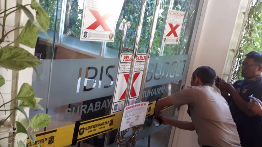 Penyegelan Hotel Ibis Budget di Jalan HR Muhammad oleh Satpol PP Surabaya