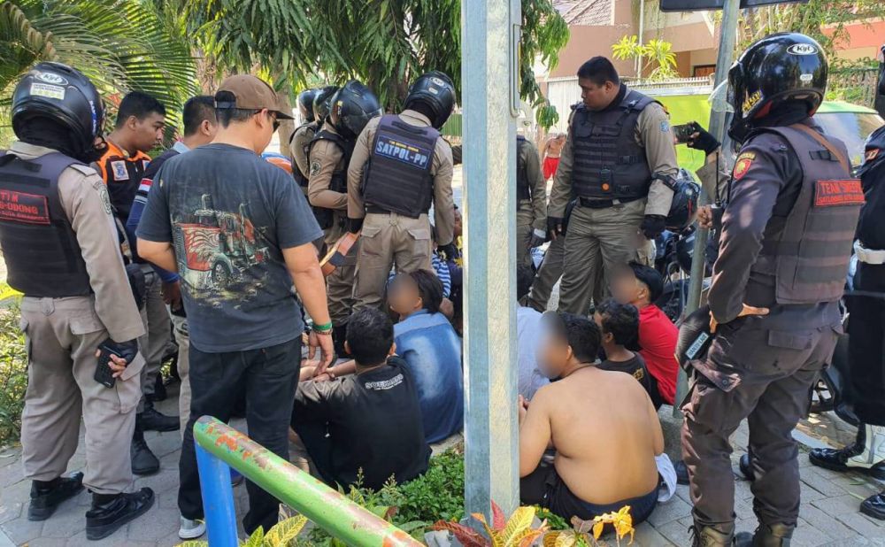 11 Remaja Diciduk Satpol PP saat Mabuk Lem di Taman Teratai Surabaya
