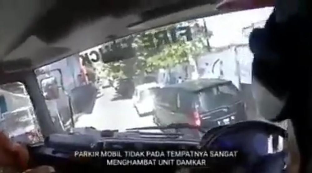 Video yang viral memperlihatkan mobil PMK terhambat lajunya karena parkir mobil sembarangan
