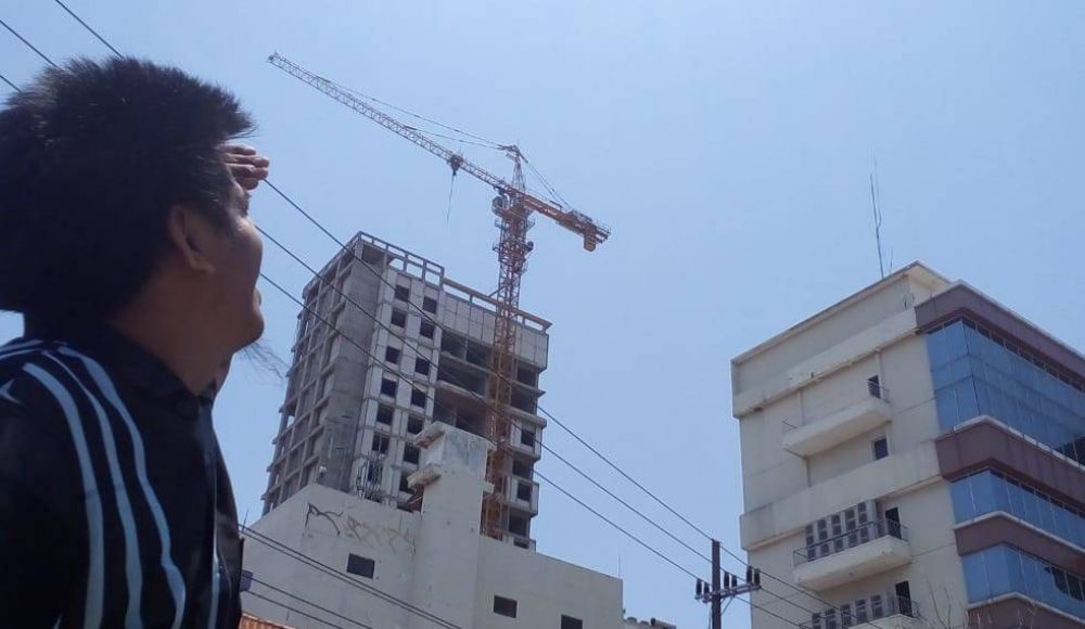 Warga Surabaya menikmati fenomena kulminasi utama