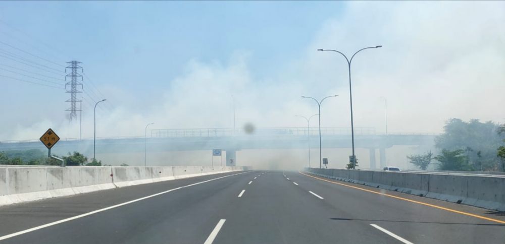 Asap tebal menggangu pengendara di Tol Porong