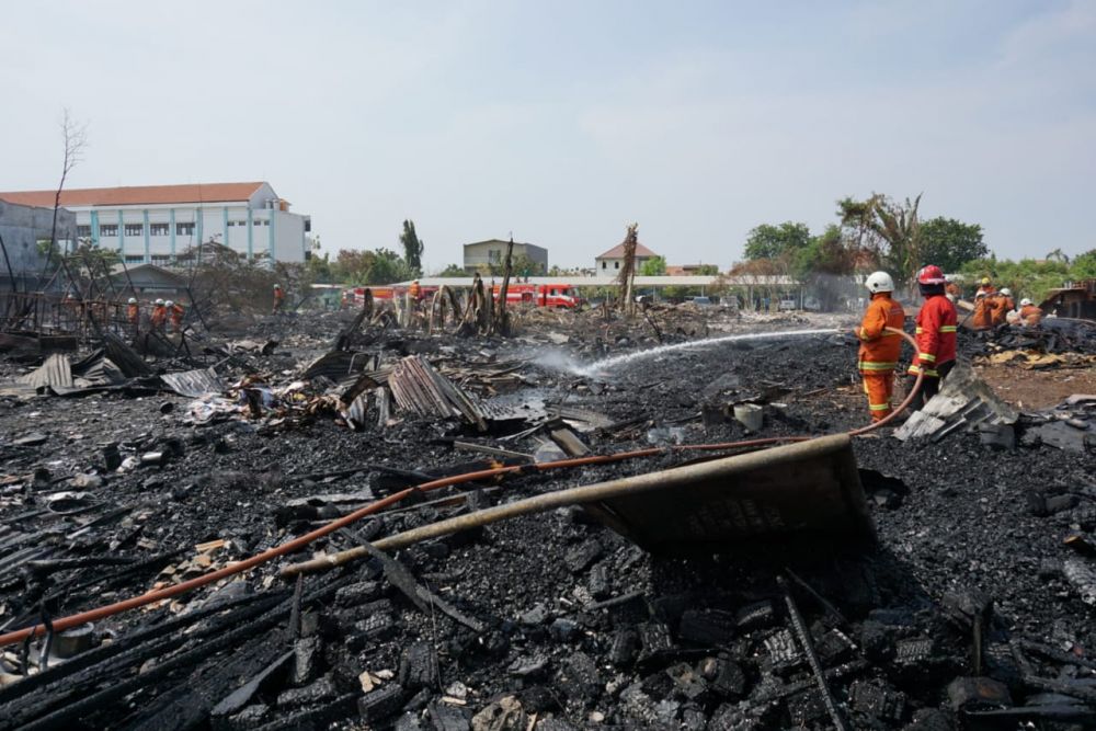Kebakaran di lahan kosong Pasar Pahing Rungkut Surabaya
