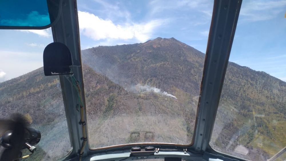 Upaya pemadaman oleh heli water bombing di Gunung Arjuno-Welirang