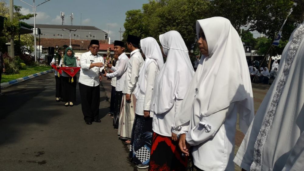 Bupati Tulungagung, Maryoto Birowo serahkan penghargaan pada santri