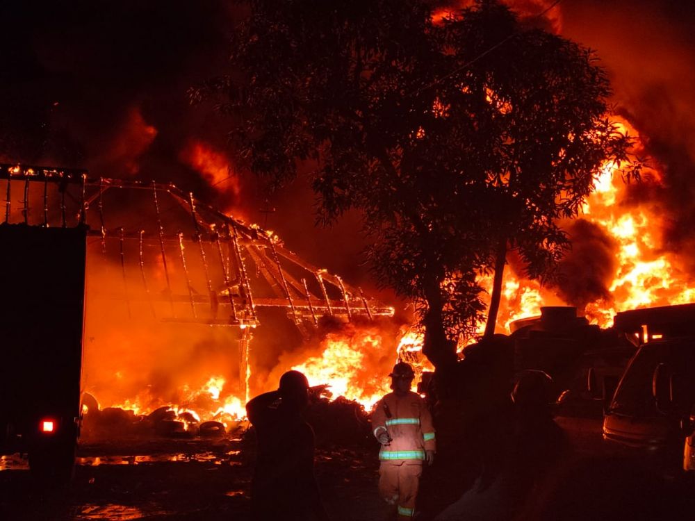 Gudang elpiji dan penampungan ban di Indrapura Surabaya terbakar