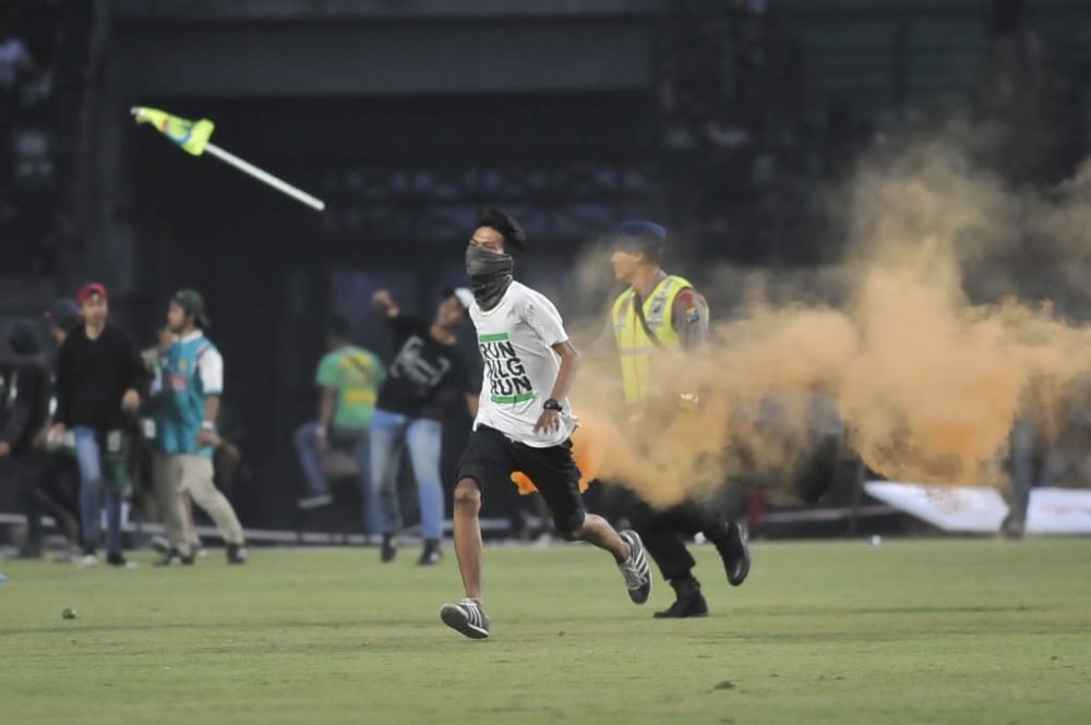 Suporter turun ke lapangan Gelora Bung Tomo Surabaya/ foto istimewa