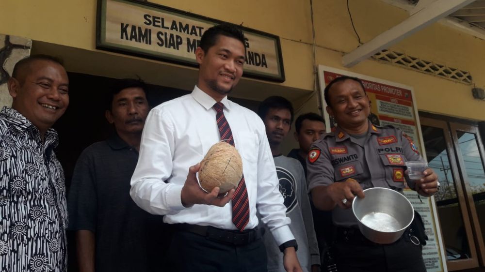 Kasatreskrim Polres Tulungagung AKP Hendi Septiadi menunjukkan barang bukti viral matinya seekor kucing