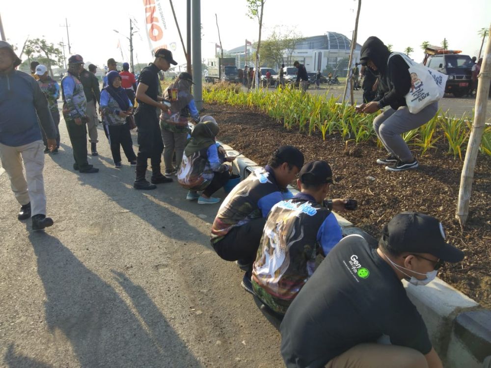 ASN melakukan kerja bakti di Stadion Gelora Bung Tomo