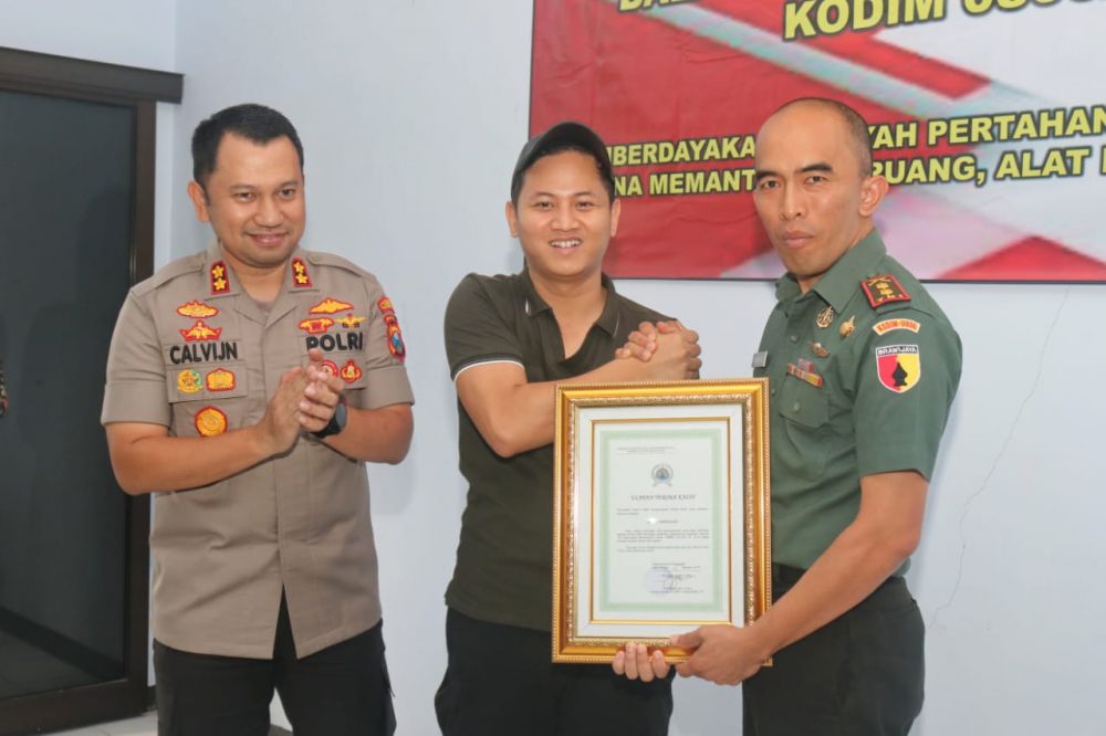 Sukseskan TMMD di Trenggalek, Bupati Ipin Terima Penghargaan