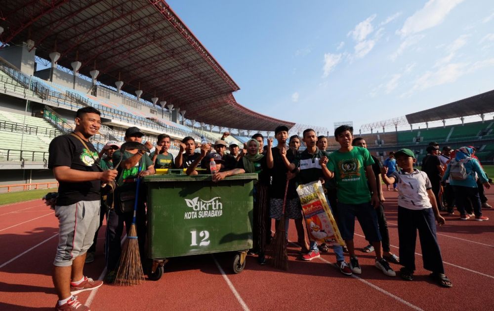 Arek-arek Bonek saat melakukan kerja bakti di Stadion Gelora Bung Tomo (GBT) Surabaya beberapa waktu lalu (Foto: Budi Sugiharto/jatimnow.com)