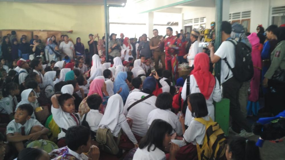 Murid SDN Gentong menerima pelajaran di gedung Madrasah Diniyah