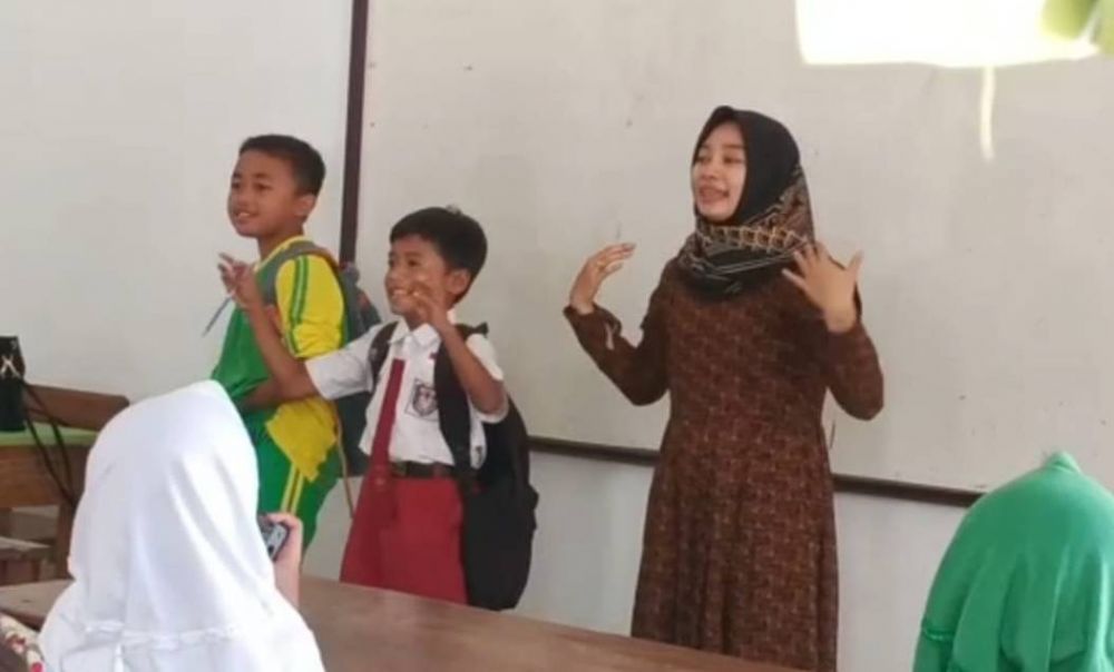 Siswa SDN Gentong diajak berjoget bersama/ foto Budi Sugiharto