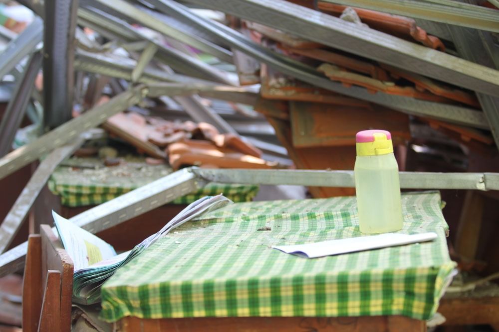 Botol air minum di ruang kelas yang ambruk atapnya/ foto: Budi Sugiharto