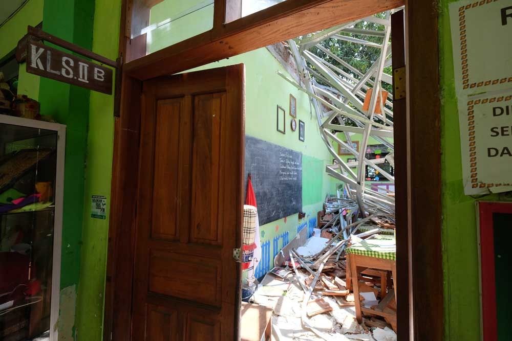 Ruang kelas IIB SDN Gentong yang atapnya ambruk/ foto-foto: Budi Sugiharto