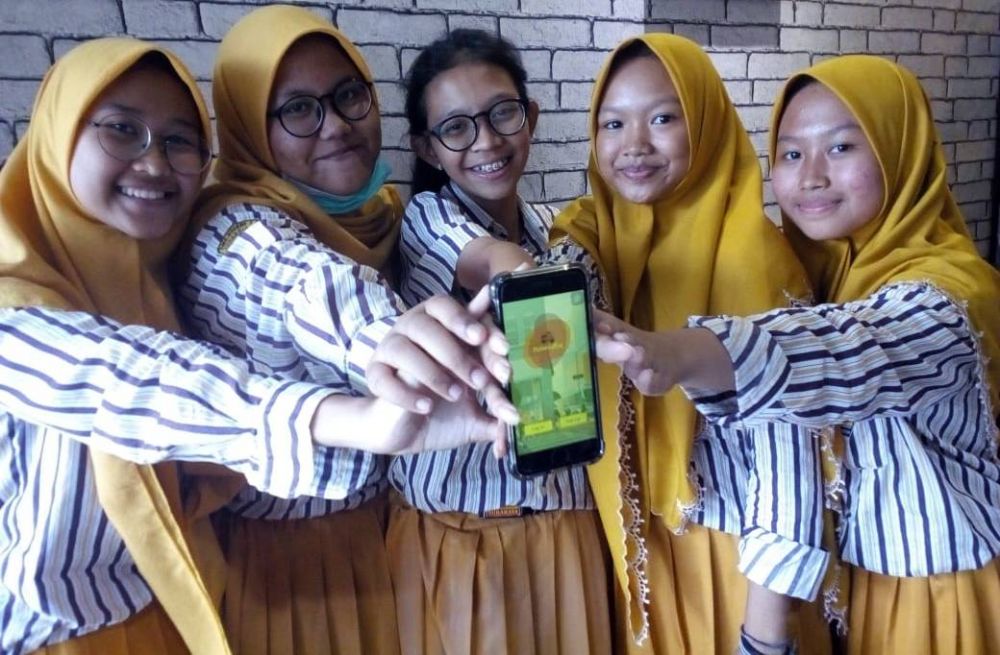 Siswa SMAN 1 Surabaya tunjukkan aplikasi NebengKuy