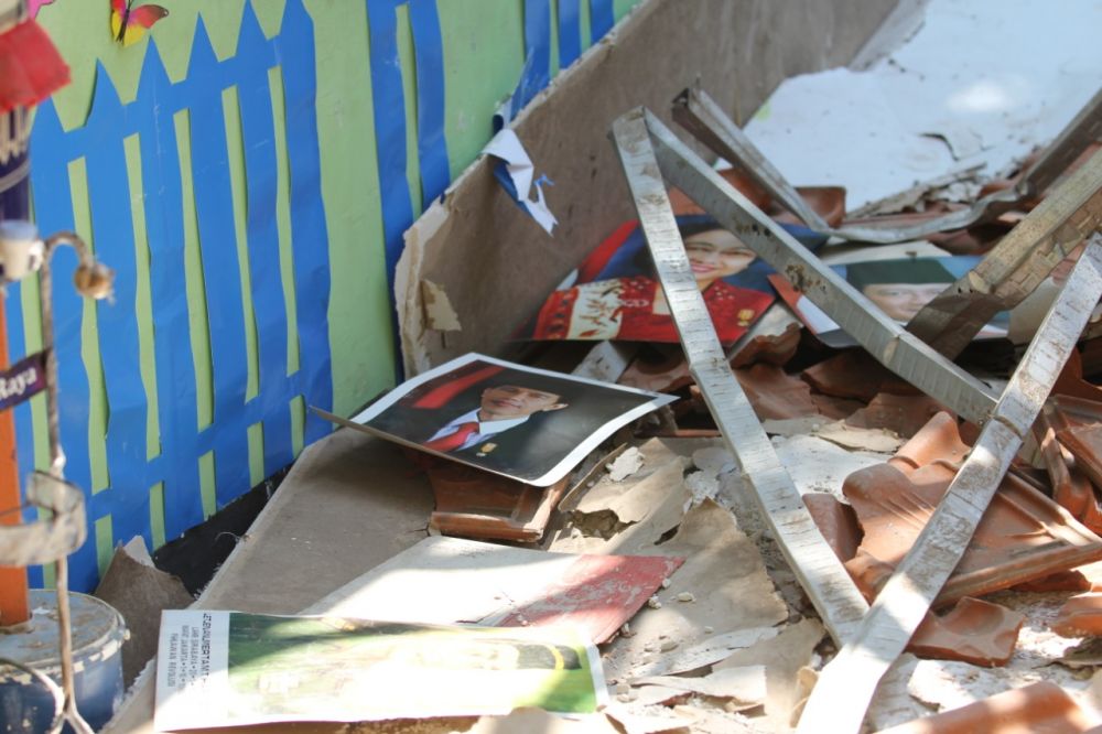 Foto Presiden Jokowi, Presiden ke-6 SBY dan Presiden ke-5 Megawati terlihat di antara reruntuhan atap SDN Gentong (Foto-foto: Budi Sugiharto/jatimnow.com)