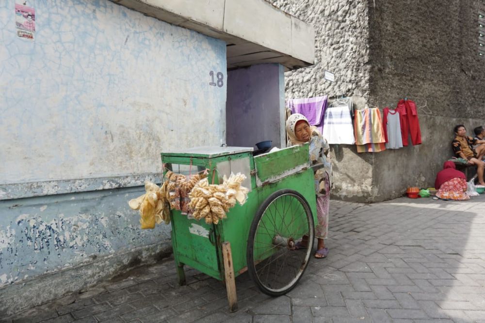 Mbah Hawati di rumahnya di kawasan Ngagel Surabaya/ foto: Fajar Mujianto-jatimnow.com