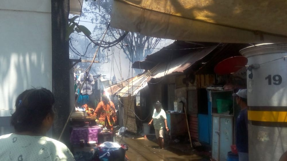 Petugas padamkan kebakaran Pasar Bendul Merisi 