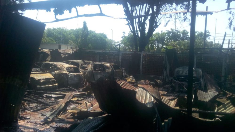 Mobil bekas kebakaran Pasar Beras Bendul Merisi/ foto istimewa