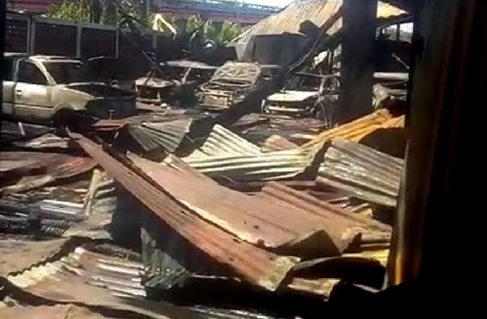 Mobil terpanggang di Pasar Beras Bendul Merisi/ foto istimewa