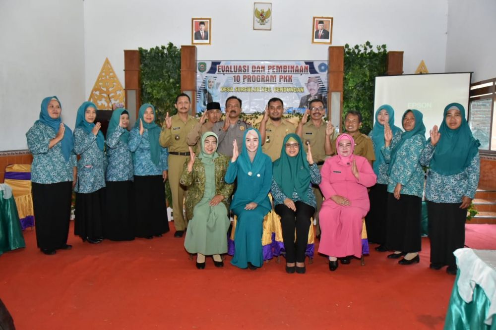 Kegiatan PKK Trenggalek di Balai Desa Surenlor, Kecamatan Bendungan