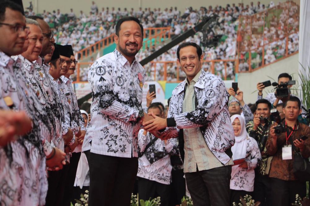 Bupati Ponorogo, Ipong Muchlissoni menerima penghargaan dari Menteri Pendidikan, Nadiem Makarim