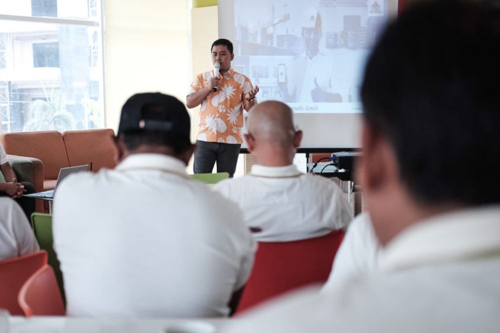 Kepala Departemen Komunikasi Perusahaan Semen Indonesia Sigit Wahono memberikan pemaparan kinerja ekspor Semen Indonesia