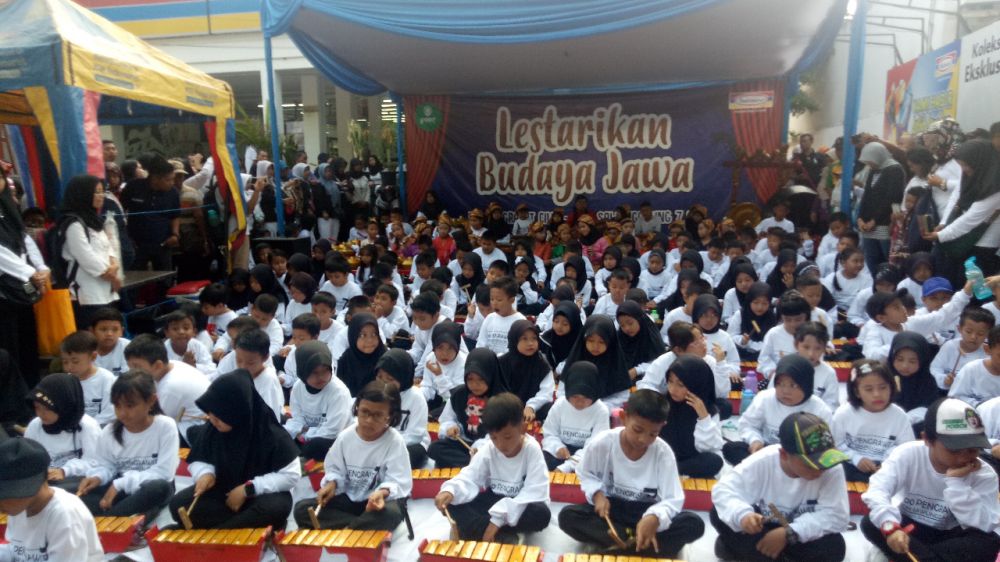 Pengrawit dan Pesinden SD Sawunggaling Surabaya Hibur Warga di CFD