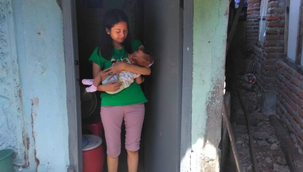 Dina Oktavia bersama bayinya yang didiagnosa penyakit Facial Cleft Tessier Hidrosefalus Myelomeningocele