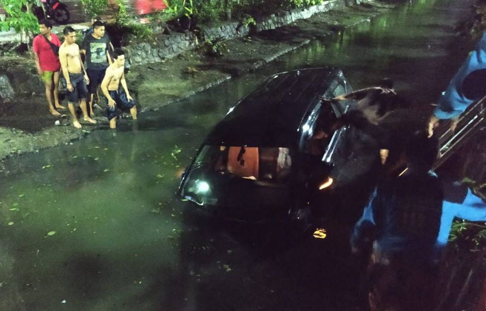 Petugas evakuasi mobil yang tercebur ke sungai