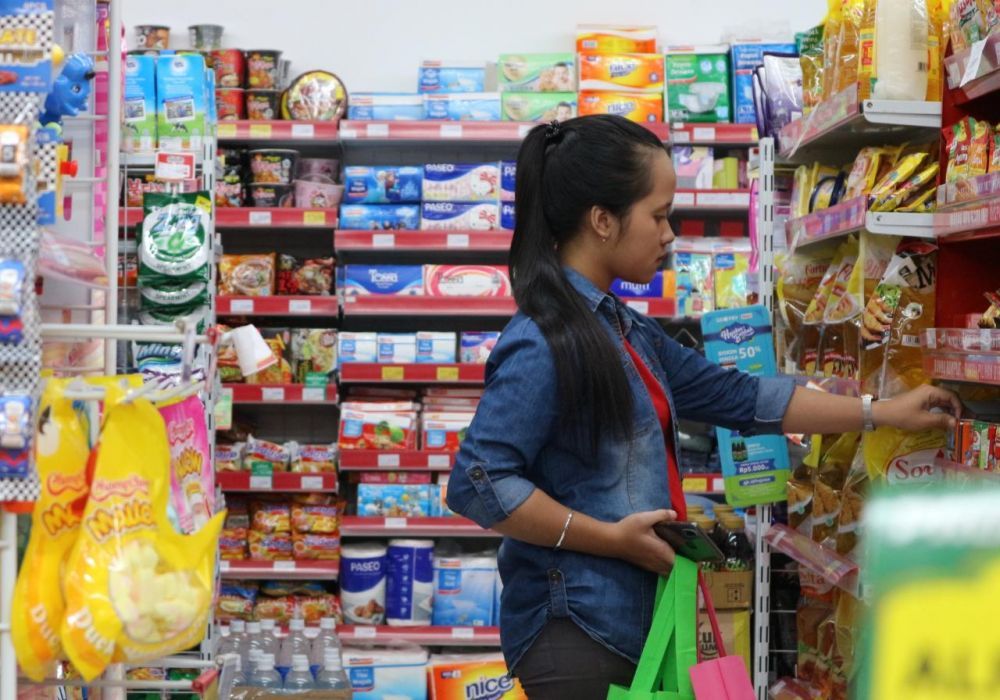 Remaja sedang berbelanja di toko modern di Surabaya