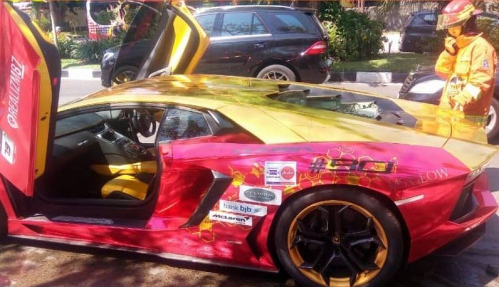 Mobil Lamborghini yang terbakar di Surabaya