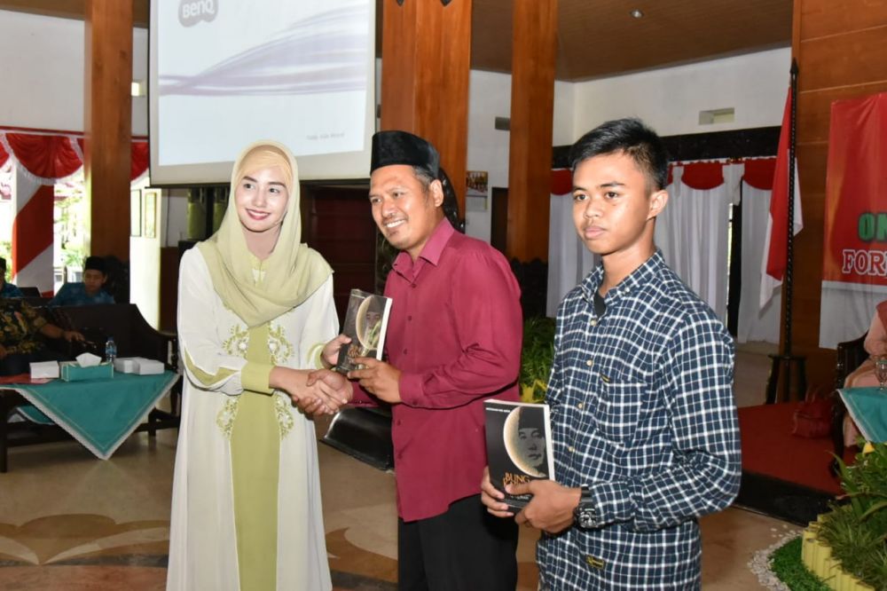 Ketua Dekranasda Trenggalek, Novita di acara seminar One Pesantren, One Product