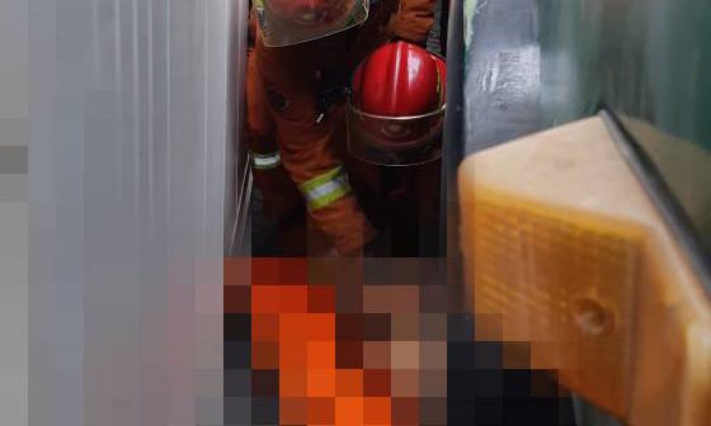 Petugas mengevakuasi korban yang terjepit