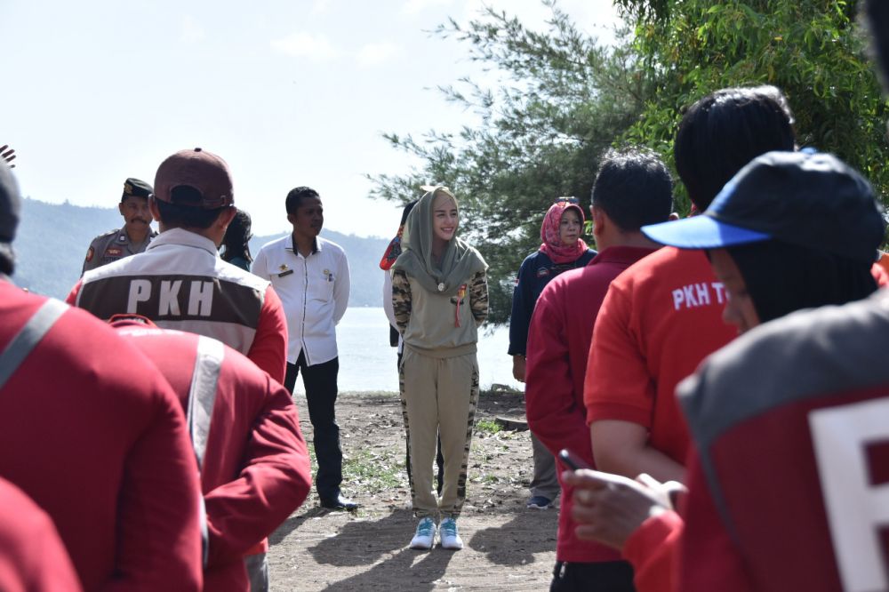 Novita Hardini di aksi bersih pantai Trenggalek