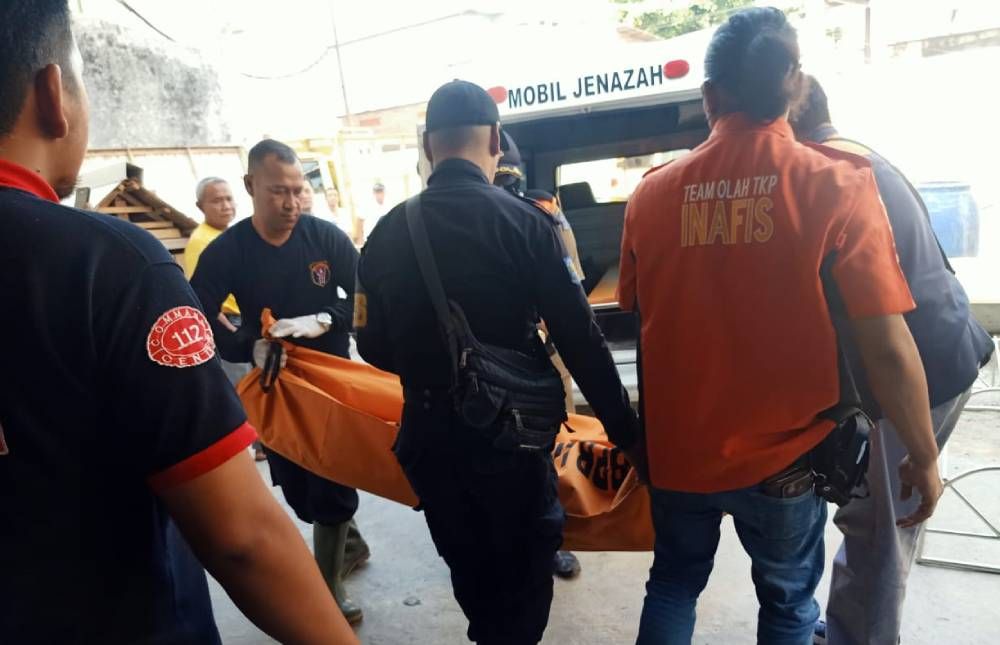 Petugas mengevakuasi korban yang ditemukan gantung diri di pabrik tempatnya bekerja