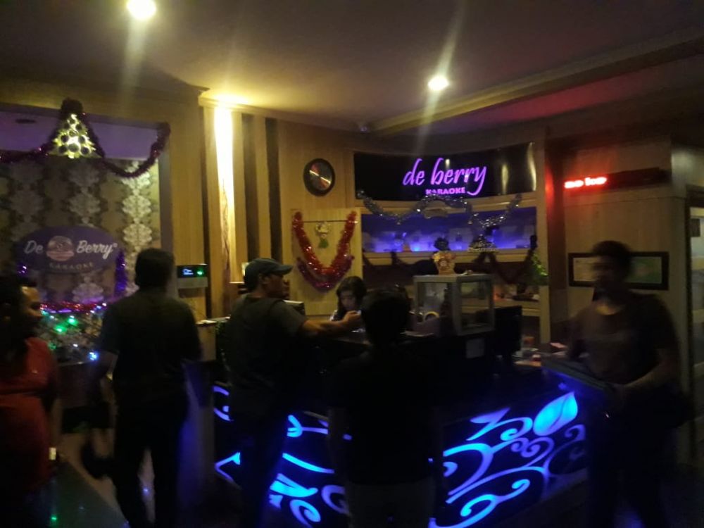 Polda Jatim menggerebek karaoke De Berry