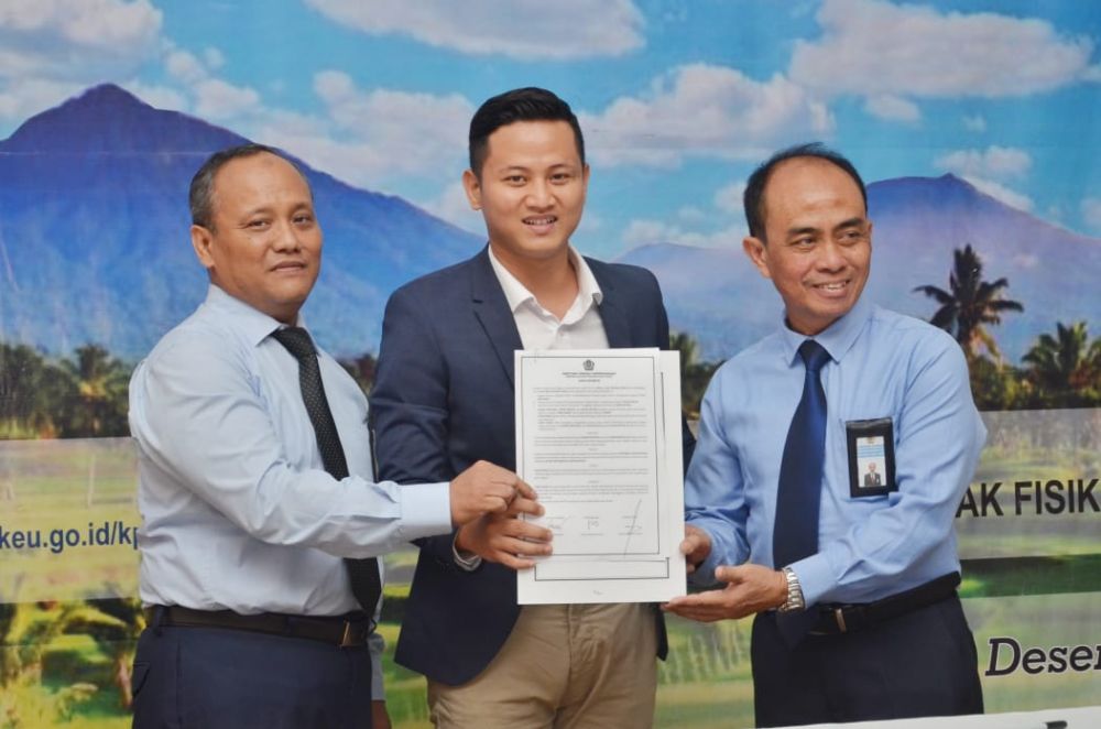 Pemberian penghargaan pada Pemkab Trenggalek yang diterima Bupati Nur Arifin