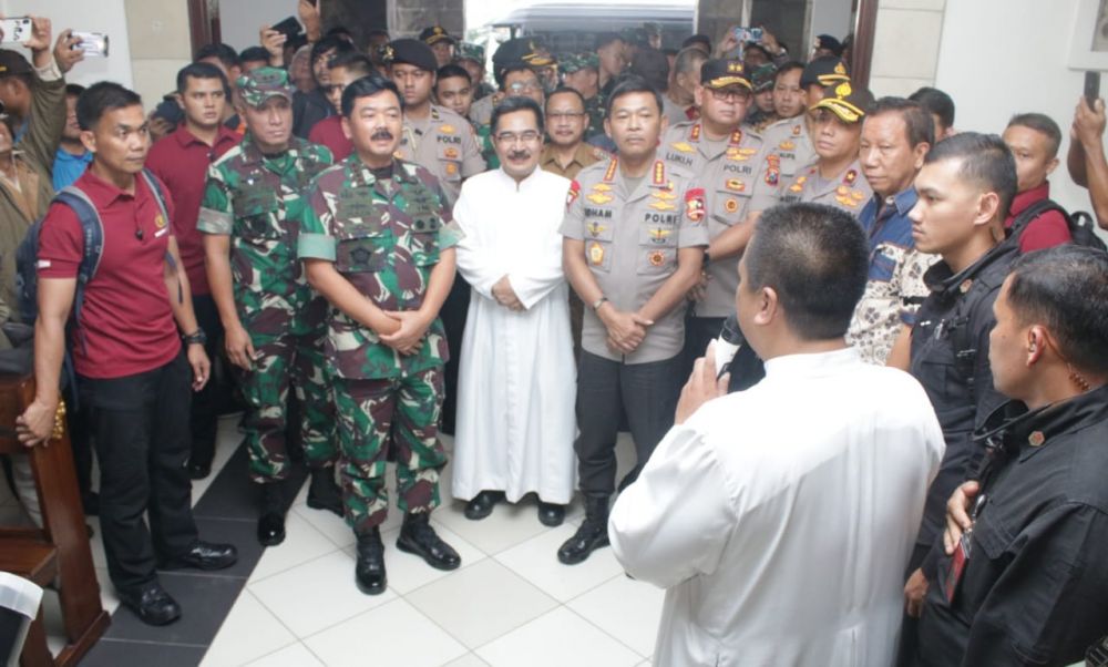 Panglima TNI dan Kapolri meninjau Gereja Santa Maria Tak Bercela