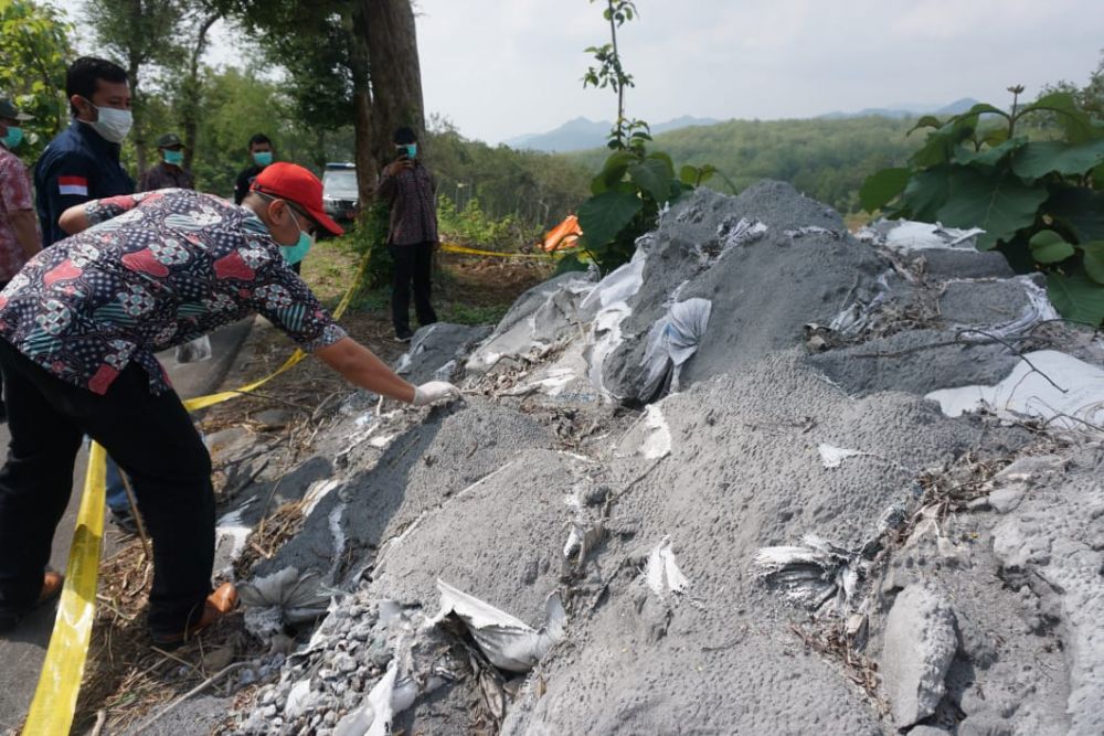Petugas mengambil sampel diduga B3 di Tulungagung