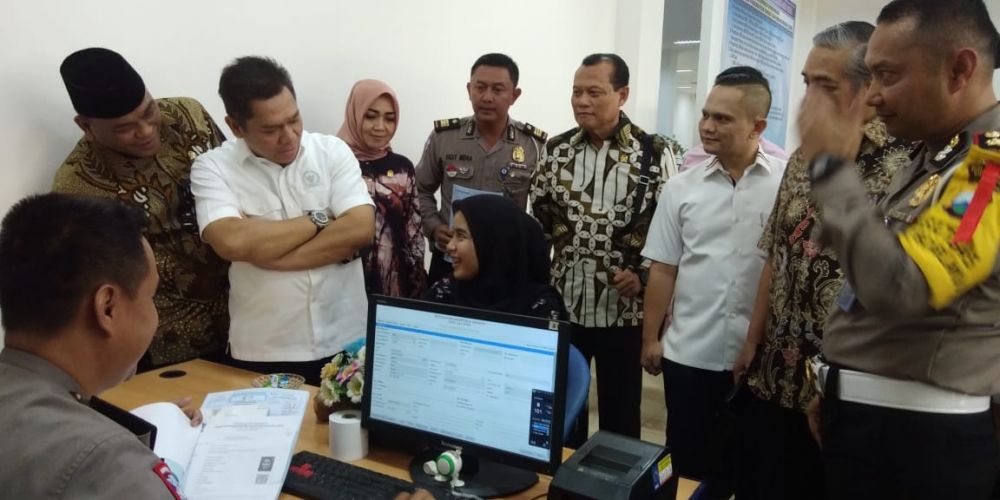 Adies Kadir menanyakan kepada pemohon SIM di Satpas Colombo