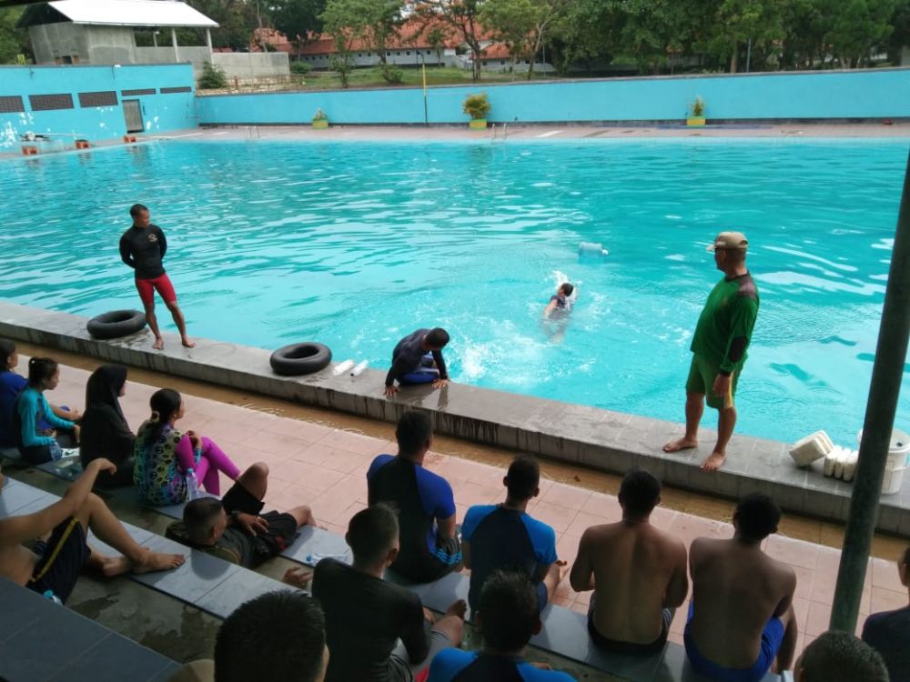 Pelatihan berenang bagi tim penyelamat Pemkot Surabaya