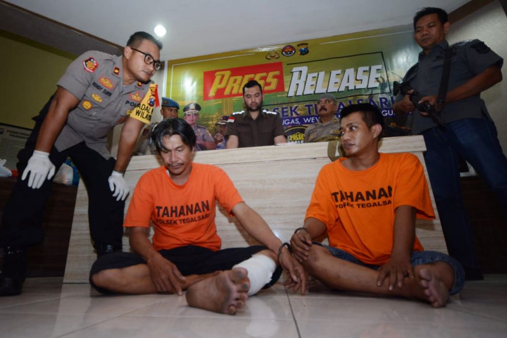Kedua tersangka bandar dan pengguna narkoba ditangkap Polsek Tegalsari