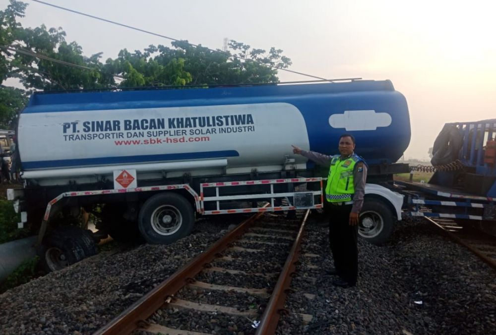 Truk bermuatan solar mengalami kecelakaan di Lamongan