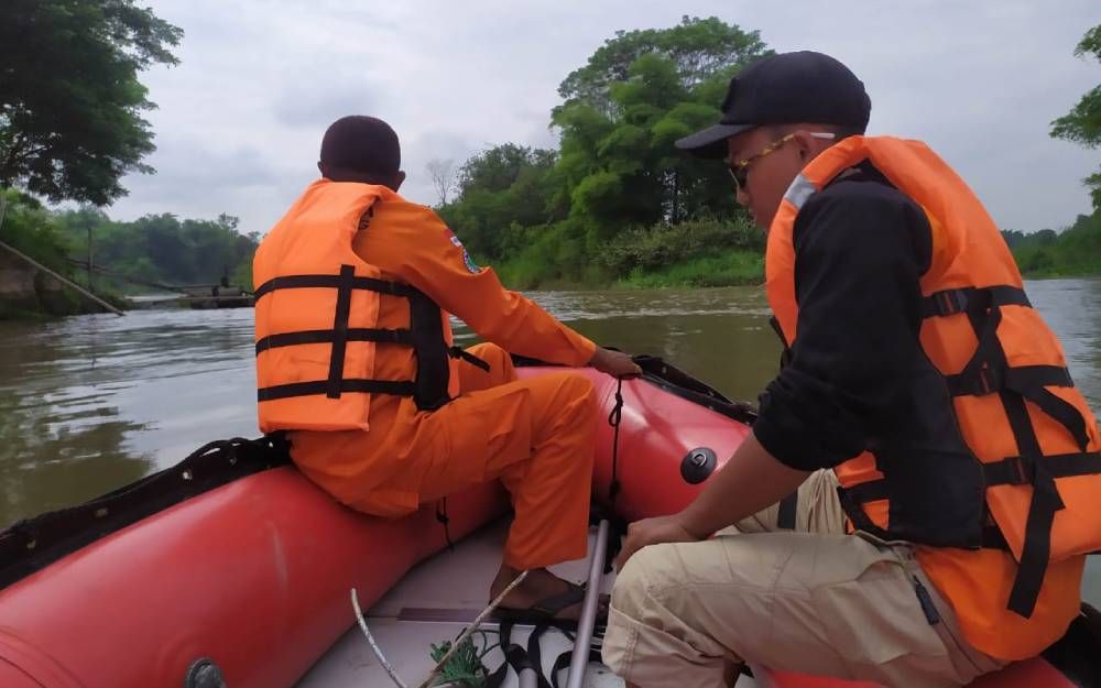 Pencarian korban di Sungai Brantas oleh Basarnas
