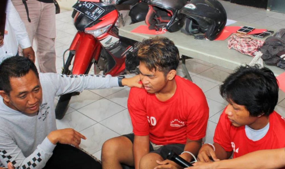 Kanit Jatanras Polrestabes Surabaya AKP Iwan Hari Purwanto dan dua pelaku